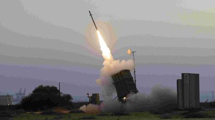 Israels Armee feuert auf diesem Archivbild eine Rakete ab.