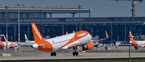 Ein Passagierflugzeug der britischen Fluggesellschaft EasyJet ist im Abflug von der südlichen Start- und Landebahn des Hauptstadtflughafens Berlin Brandenburg BER.