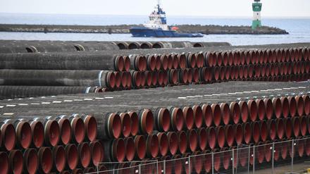 Rohre für die Erdgaspipeline Nord Stream 2 liegen im Hafen auf Rügen.