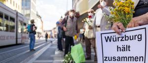 Würzburg in Trauer. Wenige Tage nach dem Anschlag eines Somaliers formierte sich in der Stadt eine Menschenkette zum Gedenken an die Opfer 