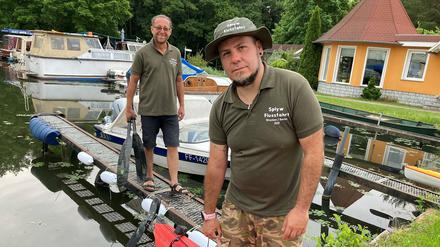 Dominik Dobrowolski (links) und Bogumil Jarecki (rechts) machen Halt an der Anlegestelle in Müllrose.