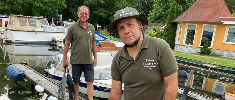 Dominik Dobrowolski (links) und Bogumil Jarecki (rechts) machen Halt an der Anlegestelle in Müllrose.
