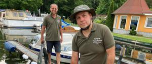 Dominik Dobrowolski (links) und Bogumil Jarecki (rechts) machen Halt an der Anlegestelle in Müllrose.