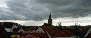 Ein dunkles Wolkenband zieht über den bayerischen Ort Rattelsdorf.
