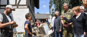 Bundeskanzlerin Angela Merkel besuchte am Sonntag das von der Hochwasser-Katastrophe besonders stark betroffene Dorf Schuld.