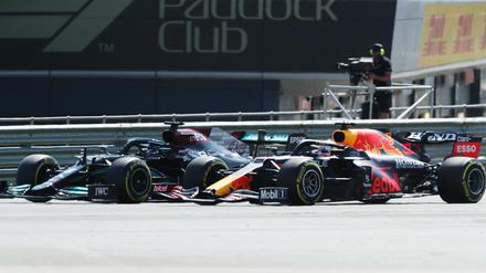 Max Verstappen (rechts, links im Bild Lewis Hamilton) war das Rennen schnell vorbei. 