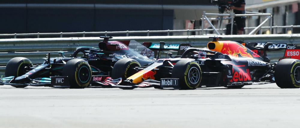 Max Verstappen (rechts, links im Bild Lewis Hamilton) war das Rennen schnell vorbei. 