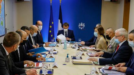 Emmanuel Macron (M), Präsident von Frankreich, leitet eine Notfall-Sicherheitssitzung im Elysee-Palast. 