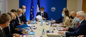 Emmanuel Macron (M), Präsident von Frankreich, leitet eine Notfall-Sicherheitssitzung im Elysee-Palast.