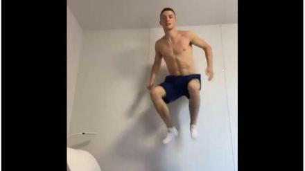 Der irische Turner Rhys McClenaghan testet die Betten bei den Olympischen Spielen in Tokio.