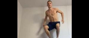 Der irische Turner Rhys McClenaghan testet die Betten bei den Olympischen Spielen in Tokio.
