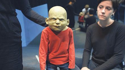 Stefan Kolbe und Chris Wright nähern sich mit Puppen der Geschichte eines Mörders an.