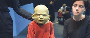 Stefan Kolbe und Chris Wright nähern sich mit Puppen der Geschichte eines Mörders an.