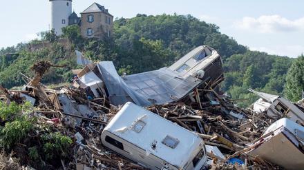 Dutzende Wohnwagen, Autos und Wohnmobile hängen zusammengequetscht an einer Ahrbrücke in Altenahr.