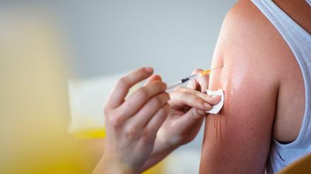 Eine Frau wird gegen das Coronavirus geimpft.