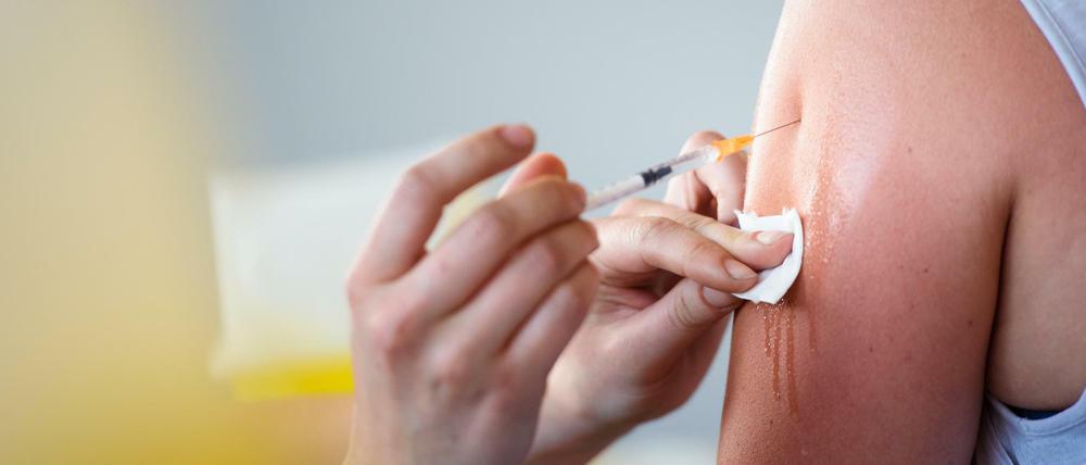 Eine Frau wird gegen das Coronavirus geimpft.