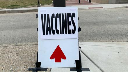 Ein Schild in Baltimore weist auf ein Impfzentrum hin.