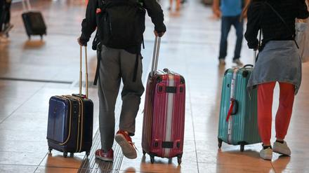 Reisende im Flughafen Berlin-Brandenburg (BER).
