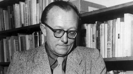 Günther Eich blättert in einem Buch. 1953.