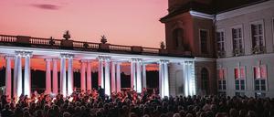 Mit etwas Glück verbinden sich an einem lauen Sommerabend die Kulisse des Rheinsberger Schlosses und der Klang des Orchesters zum atemberaubenden Gesamterlebnis.