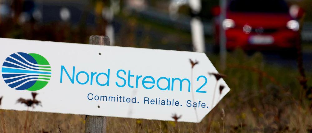 Die umstrittene Pipeline Nord Stream 2 - hier ein Hinweisschild in Lubmin - steht kurz vor der Fertigstellung. 