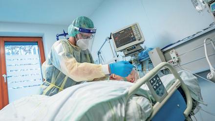 An der Belastungsgrenze: Ein Intensivpfleger bei der Arbeit.