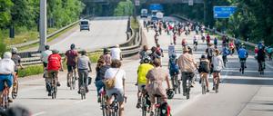 Eine Fahrraddemo für eine schnelle Verkehrswende und die Einrichtung von Fahrradschnellstraßen fährt über die Autobahn Avus Richtung Berliner Stadtzentrum.