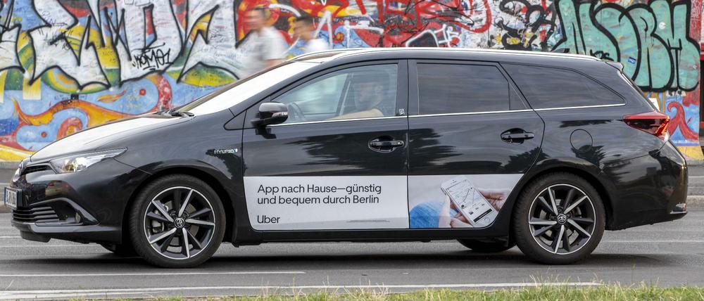 Ein Fahrzeug, das man über den Fahrdienstvermittler Uber in Berlin buchen kann.