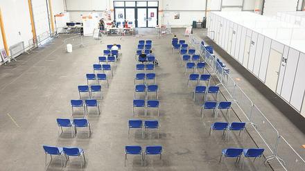 Wenn Impfzentren ungenutzt bleiben: Was sagt das aus über die Wahrscheinlichkeit einer vierten Welle? Noch stochern die Medien im Zukunftsnebel. 