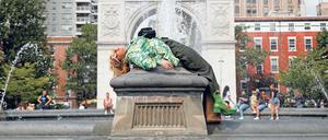 Rückkehr zur Normalität. Eine Straßenkünstlerin ruht sich vor dem Springbrunnen am Washington Square Park aus. Die Touristenmetropole hat eine schwere Zeit durchgemacht, aber die alten Probleme sind noch nicht aus der Welt.