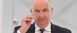 Dietmar Woidke (SPD), Ministerpräsident von Brandenburg, 2019 bei einer Kabinettssitzung in der Stadt Forst in der Niederlausitz in der Nähe des Kohlereviers.