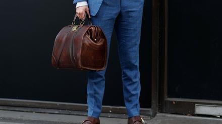 Stylish und praktisch. Mann mit Duffle Bag.