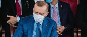 Präsidiales Nickerchen. Der türkische Präsident Erdogan wird bei öffentlichen Ereignissen schon mal von Müdigkeit übermannt. Regierungstreue Medien übersehen das. 
