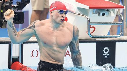 Muskeln aus Stahl. Adam Peaty arbeitet nicht nur viel im Becken, sondern auch im Kraftraum. Über die 100 Meter Brust ist der 26 Jahre alte Mann aus Uttoxeter seit sieben Jahren ungeschlagen. In dieser Zeit verbesserte er die Weltrekorde immer wieder, wurde insgesamt achtmal Weltmeister und nun zum zweiten Mal Olympiasieger. Foto: Djurica/Reuters