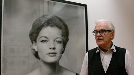 Der Fotograf Franz Christian Gundlach vor seinem berühmten Porträt von Romy Schneider.