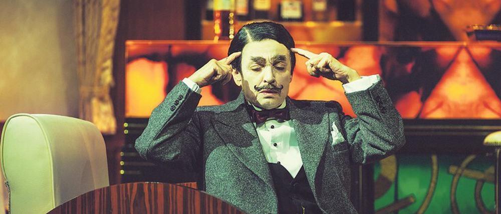 Viel Arbeit für die kleinen grauen Zellen: Katharina Thalbach als Hercule Poirot - im Bühnenbild von Momme Röhrbein.
