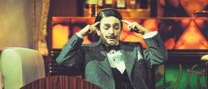 Viel Arbeit für die kleinen grauen Zellen: Katharina Thalbach als Hercule Poirot - im Bühnenbild von Momme Röhrbein. 