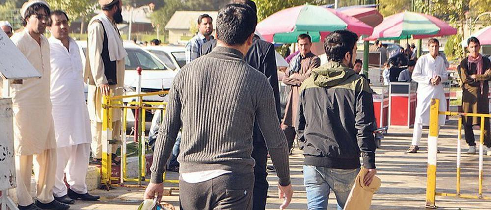 Zurück nach Kabul? Pro Asyl hält die Abschiebewünsche aus der deutschen Politik für „unverantwortlich“.