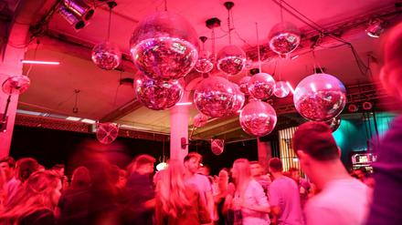 Dutzende Menschen tanzen in einem Club (Archiv).