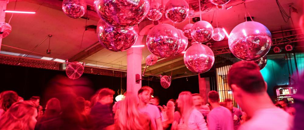 Dutzende Menschen tanzen in einem Club (Archiv).