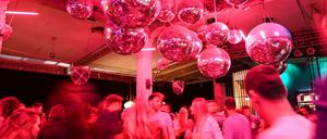 Dutzende Menschen tanzen in einem Club (Archiv).