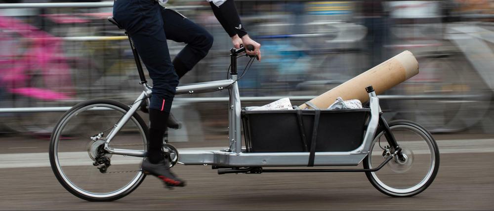 Immer mehr Lastenräder sind auf Berlin Straßen unterwegs. Doch an speziellen Abstellflächen mangelt es.