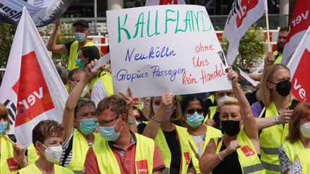 Streikende aus Berliner und Brandenburger Einzelhandelsunternehmen versammelten sich am Freitag auf dem Breitscheidplatz.