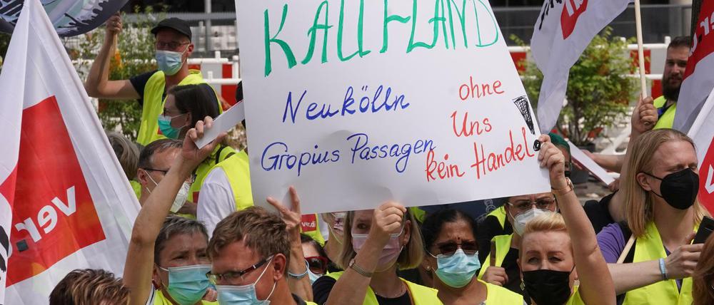 Streikende aus Berliner und Brandenburger Einzelhandelsunternehmen versammelten sich am Freitag auf dem Breitscheidplatz.