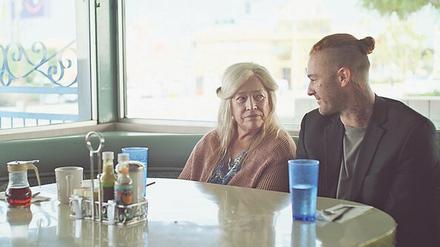 Bernadette (Kathy Bates) nähert sich ihrem verlorenen Sohn Marvin (Jake McLaughlin) wieder an. 