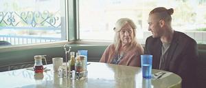 Bernadette (Kathy Bates) nähert sich ihrem verlorenen Sohn Marvin (Jake McLaughlin) wieder an. 