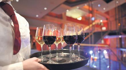 Prost Mahlzeit. In der Gastronomie gibt es viele Minijobber. Die Branche war von Corona am heftigsten betroffen, viele verloren ihren Job oder orientierten sich anders..