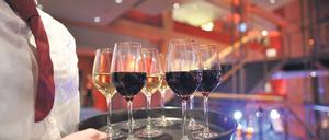 Prost Mahlzeit. In der Gastronomie gibt es viele Minijobber. Die Branche war von Corona am heftigsten betroffen, viele verloren ihren Job oder orientierten sich anders..