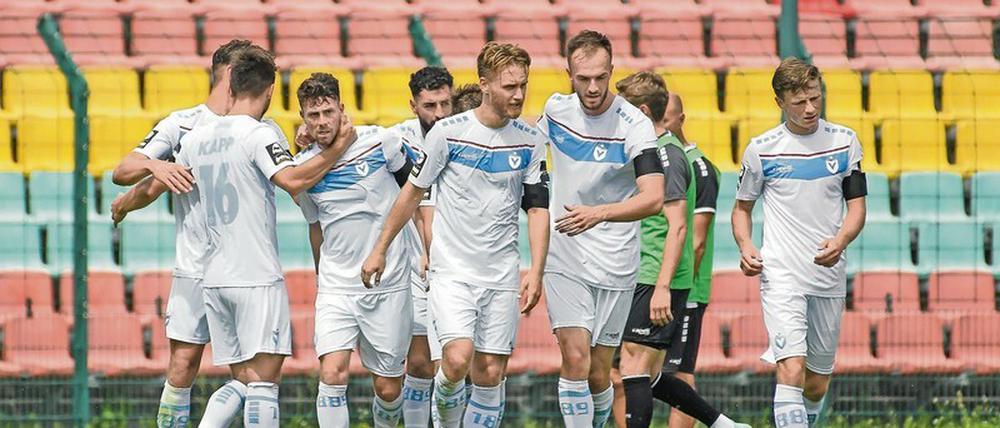 Geschafft. Falcao Lucas (3. v. l.) erzielte am Sonntag das 2:1 für den FC Viktoria 1889 über Viktoria Köln. 
