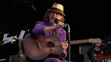 Let's lach beim Strandkorb Open Air in Wiesbaden. Helge Schneider ist es gründlich vergangen.